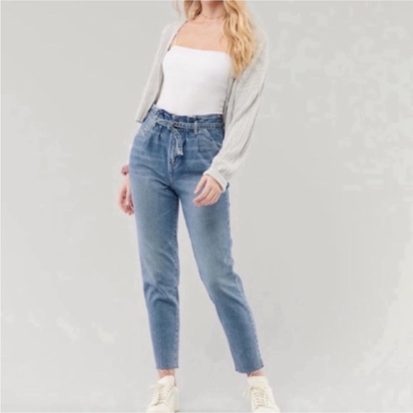 HOLLISTER Ultra High-Rise Mom Jean - Picture 12 of 12